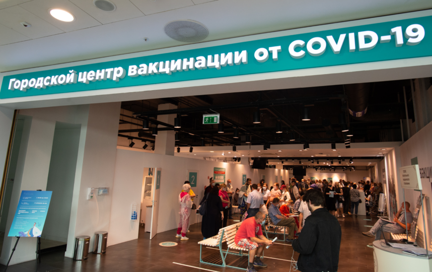 Самый крупный пункт вакцинации открыт в ТЦ "Галерея". Фото Святослав Акимов, "Metro"