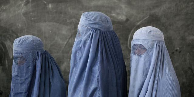 Афганским женщинам нельзя было показывать ни руки, ни ноги, ни лицо.