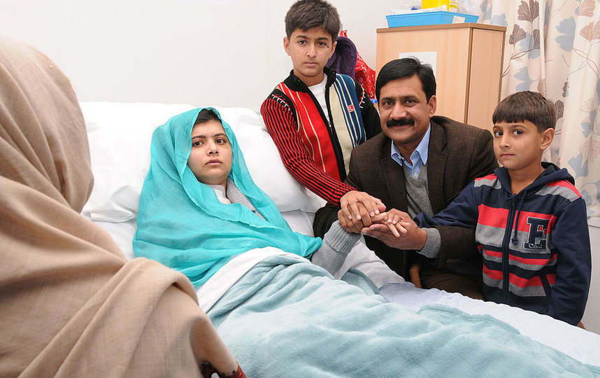 Малала Юсафзай с семьей в больнице Великобритании. Фото Getty