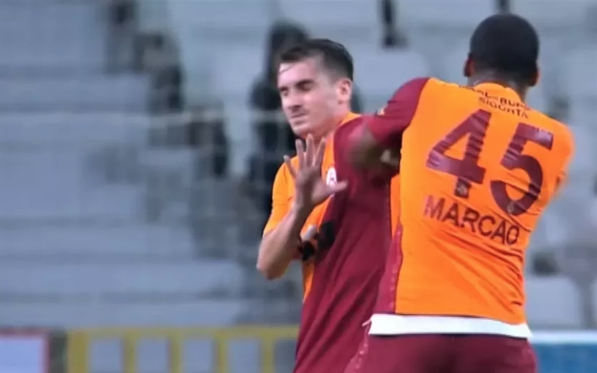 Мощный Маркао атакует юного полузащитника. Фото Скриншот Youtube