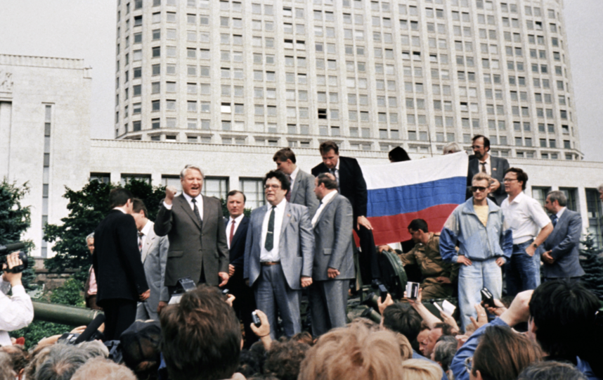19 августа 1991 года на танке Борис Ельцин и его охрана под командованием Александра Коржакова и Виктора Золотова. Фото РИА Новости