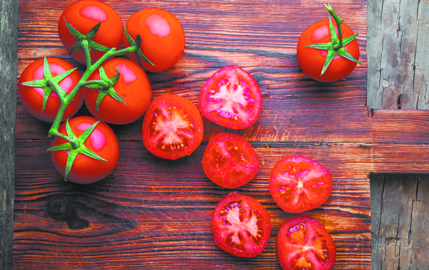 Чтобы томаты не заболели их нужно "ослепить". Фото Depositphotos