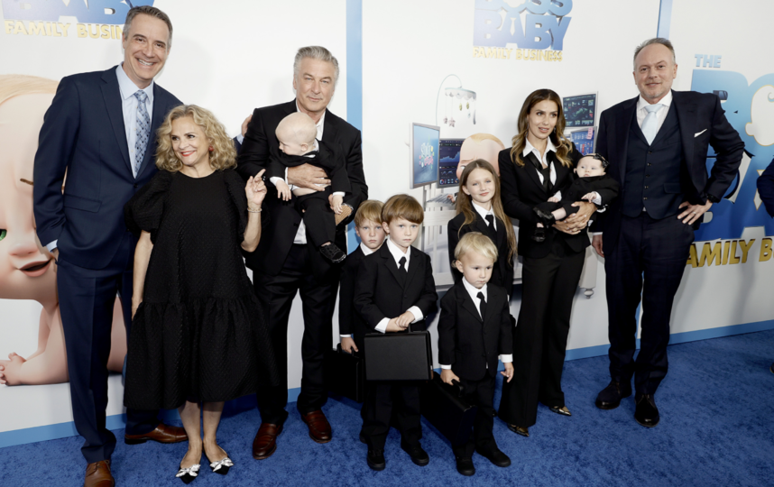Слева направо: Эми Седарис, Алек Болдуин, его жена Хилария и их дети на премьере "Босса-молокососа 2". Фото Getty