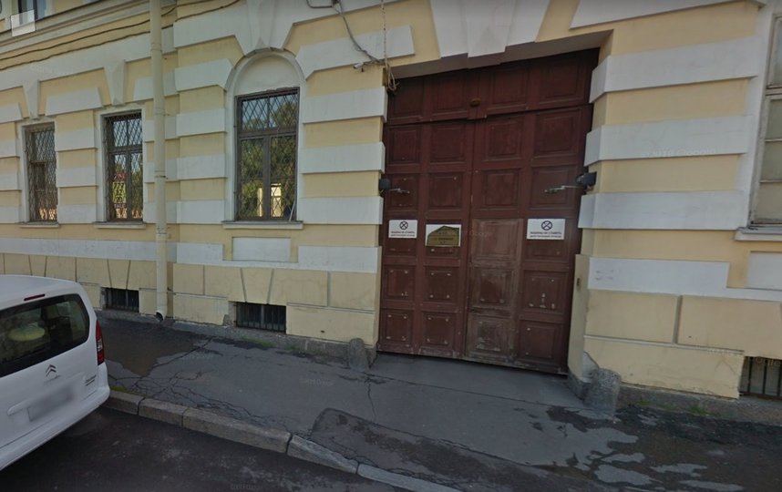 Суд подтвердил незаконность пробивки двери на фасаде исторического дома. Фото vk.com/mytndvor.