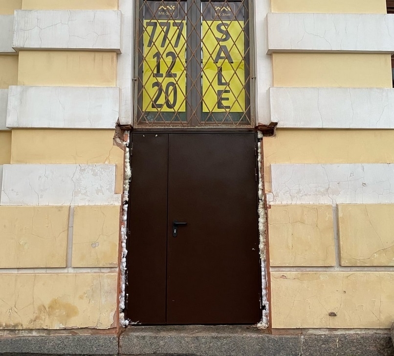 Прорубленная в фасаде дверь исторического дома на Чайковского. Фото vk.com/mytndvor.