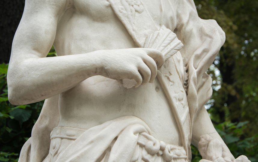 Неизвестные повредили скульптуру «Полдень» в Летнем саду. Фото vk.com/rusmuseum.gardens.