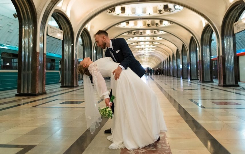 Первые свадьбы провели ночью на станции метро "Маяковская". Фото https://www.mos.ru/