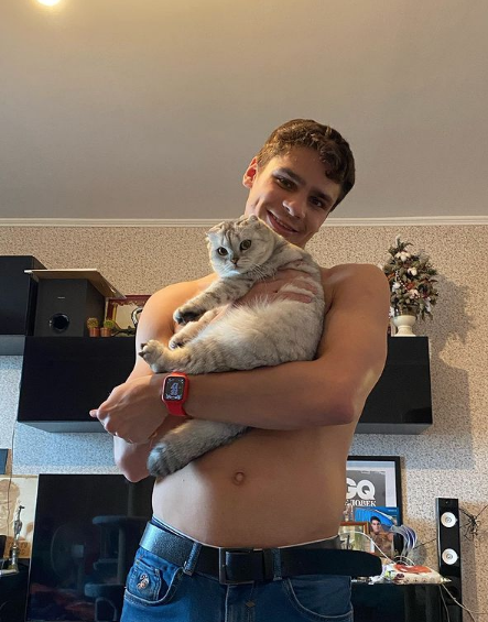 Евгений Рылов с одним из своих котов. Фото Instagram @evgesh.rylov2396