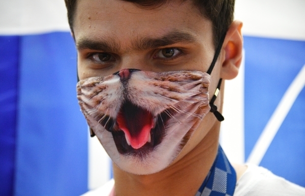 Евгений Рылов в той самой маске с котиком. Фото РИА Новости