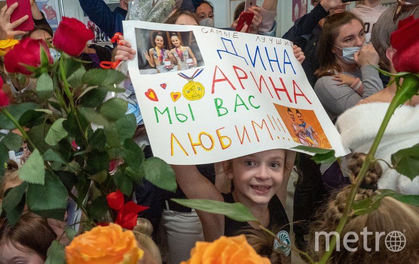 Гимнасток встречали с цветами и плакатами. Фото Святослав Акимов, "Metro"