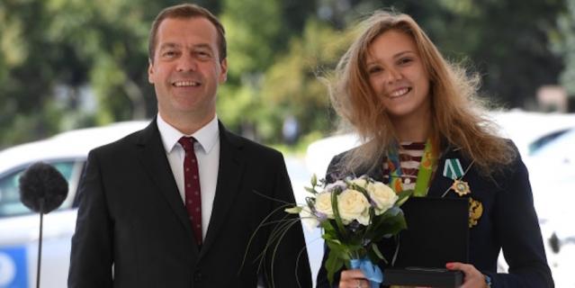 25 августа 2016. На тот момент – председатель правительства РФ Дмитрий Медведев и чемпионка Олимпиады по синхронному плаванию Светлана Колесниченко на церемонии вручения автомобилей российским спортсменам - победителям и призерам Олимпиады в Рио-де-Жанейро. 25 августа 2016. На тот момент – председатель правительства РФ Дмитрий Медведев и чемпионка Олимпиады по синхронному плаванию Светлана Колесниченко на церемонии вручения автомобилей российским спортсменам - победителям и призерам Олимпиады в Рио-де-Жанейро.