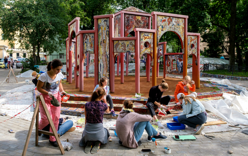 Бригада юных реставраторов в сказочном лабиринте Мозаичного дворика. Фото Алена Бобрович, "Metro"
