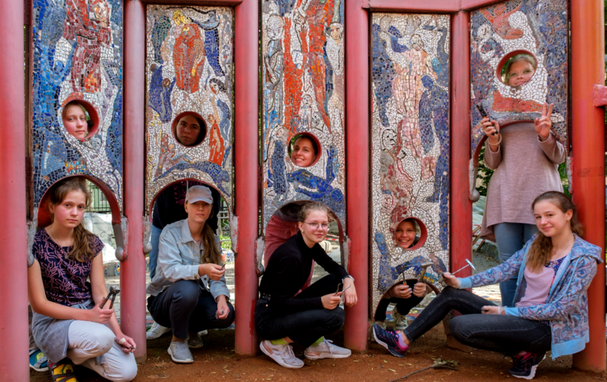 Бригада юных реставраторов в сказочном лабиринте Мозаичного дворика. Фото Алена Бобрович, "Metro"