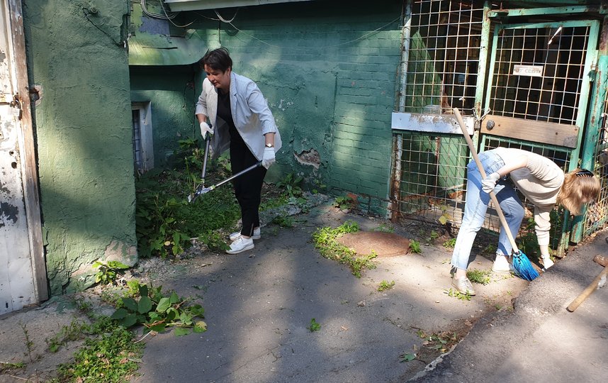 Москвичи провели субботник около Дома купца Виноградова. Фото Екатерина Бибикова