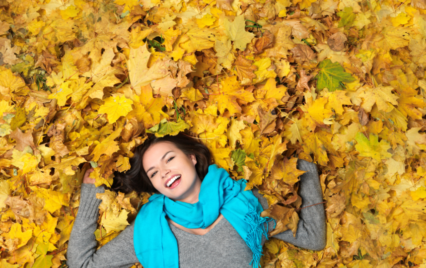 Лежать на ковре из листьев – основная фишка осенних фотографий. Фото Depositphotos