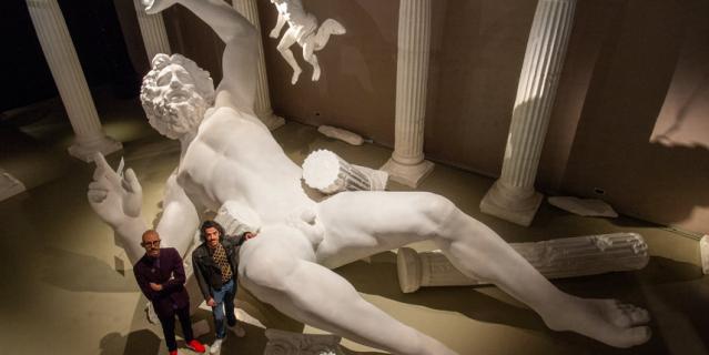 Скульптура гиганта создана из искусственной керамики. Высота 8 метров.