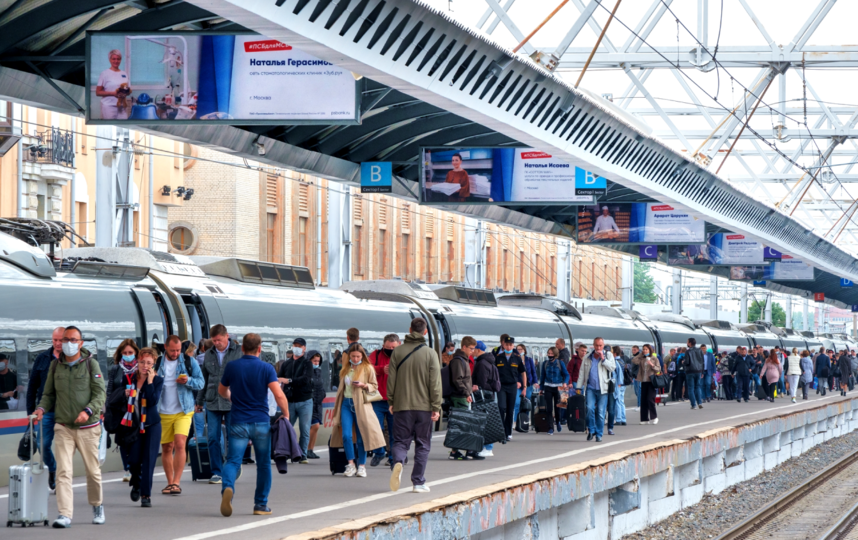В зоне прибытия и отправления поездов на Московском вокзале в Петербурге размещены фотографии 20 московских предпринимателей. 