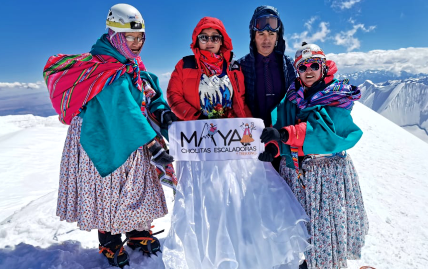 Чолиты в национальных костюмах помогают покорять вершины туристам. Фото Instagram: @cholitasescaladoras