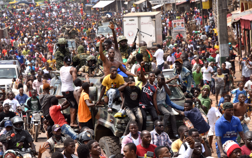 использует бокситы из Гвинеи. Многие гвинейцы встретили новость о перевороте с радостью. Фото AFP