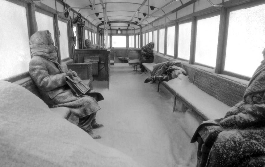 Блокадный трамвай и его пассажиры. Фото Кадр из фильма.
