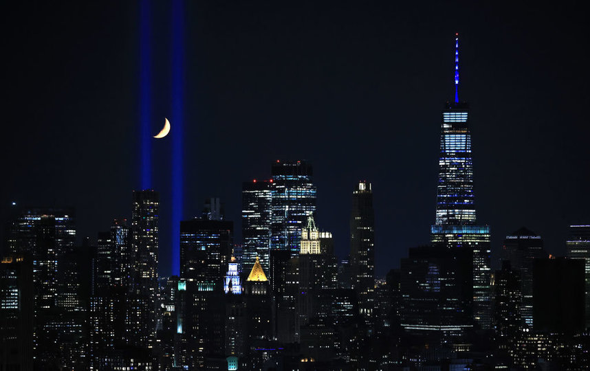 11 сентября 2021 две колонны света поднялись над Манхэттеном в знак памяти о жертвах терактов. Фото Getty