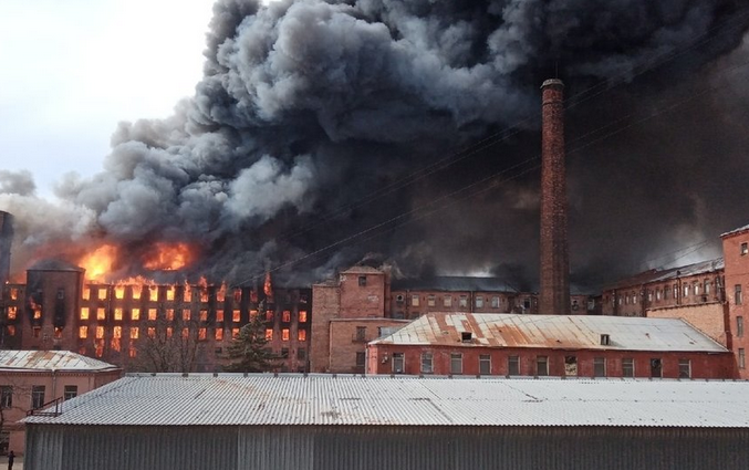"Невская мануфактура" сгорела 12 апреля 2021 года. Фото https://vk.com/spb_today