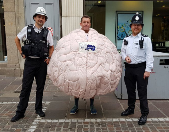 Британец собрался пробежать марафон в костюме мозга. Фото Скриншот Twitter @@townpoliceunit.