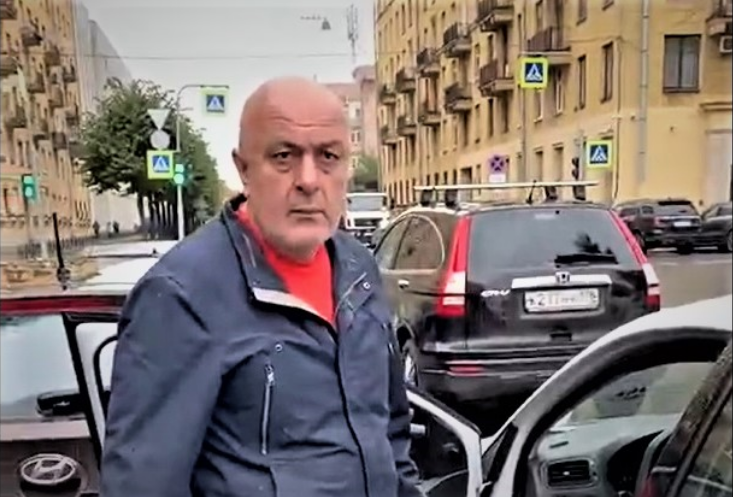 Водитель социального такси обругал пенсионерку. Фото Скриншот видео: https://vk.com/video-68471405_456314252