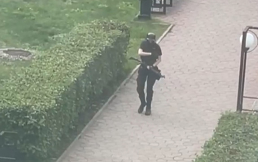 Молодой человек начал стрельбу еще на улице. Фото Скриншот видео: https://vk.com/podslushanoperm