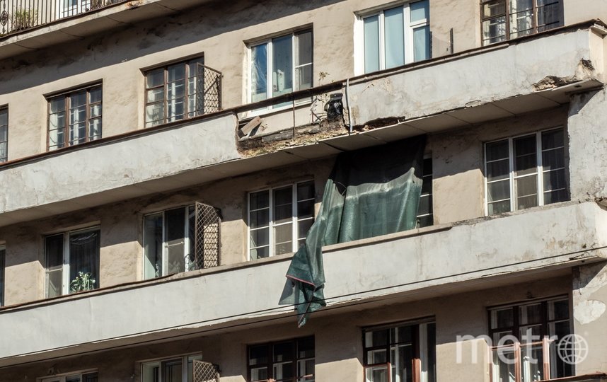 На тротуар рухнул элемент балкона. Фото Святослав Акимов, "Metro"