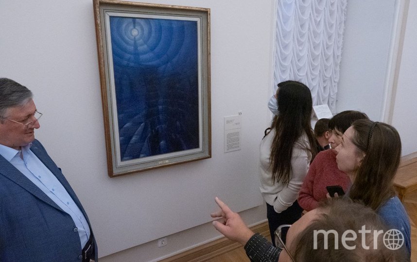 Участники арт-медиации обсуждают картину Луиджи Руссоло "Плотность тумана". Фото Святослав Акимов, "Metro"