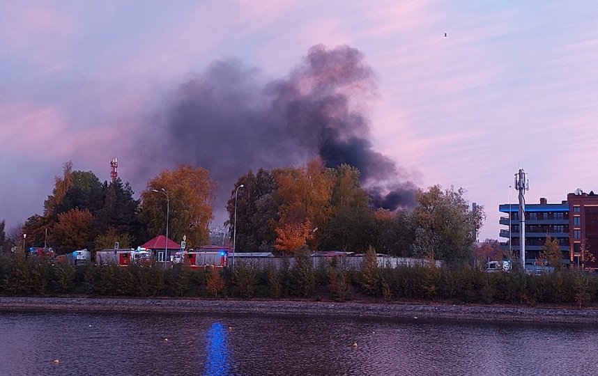 Пожар произошел утром. Фото vk.com/spb_today.