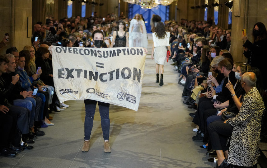 Активисты движения Amis de la Terre France попытались сорвать показ Louis Vuitton. Фото Getty