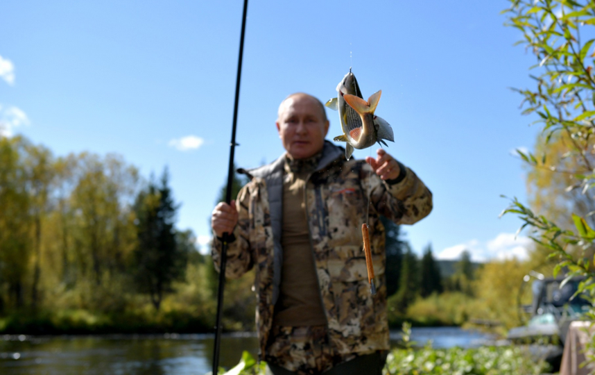 Отпуск в Сибирском федеральном округе. Президент рыбачит. Фото kremlin.ru