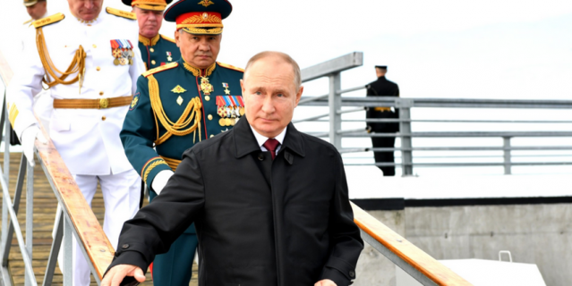 Владимир Путин на праздновании Военно-Морского парад в Петербурге.