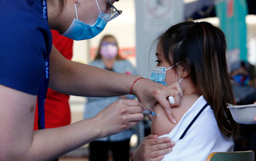 В некоторых странах вакцинация подростков от коронавирусной инфекции началась еще весной 2021 года. Фото Getty