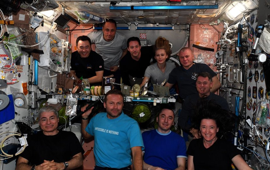 Съемочная группа поужинала с экипажем МКС. Фото Twitter: @Thom_astro