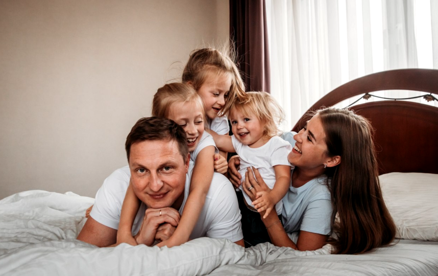 Вся семья в сборе: Николай, Елена и их три дочери. Фото Фото предоставлены героем публикации.