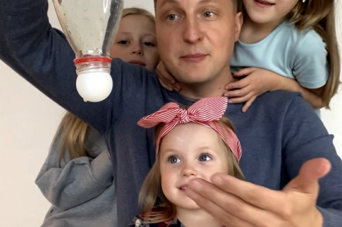 Николай и его три дочери демонстрируют, как на практике работают законы физики.