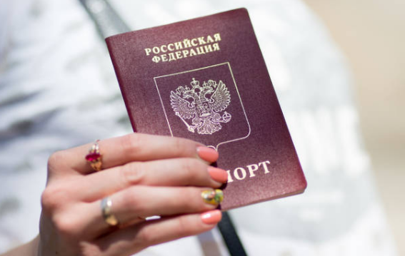 Графу "личный код" уберут из российских паспортов. Фото Getty