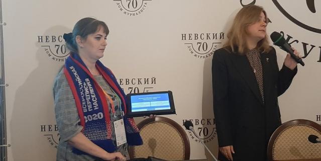 Ирина Александрова - одна из петербургских переписчиков. Переписчика можно узнать по фирменному шарфу.