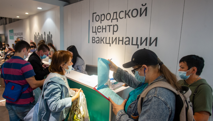Горожане выстраиваются в очереди за прививкой. Фото Святослав Акимов, "Metro"