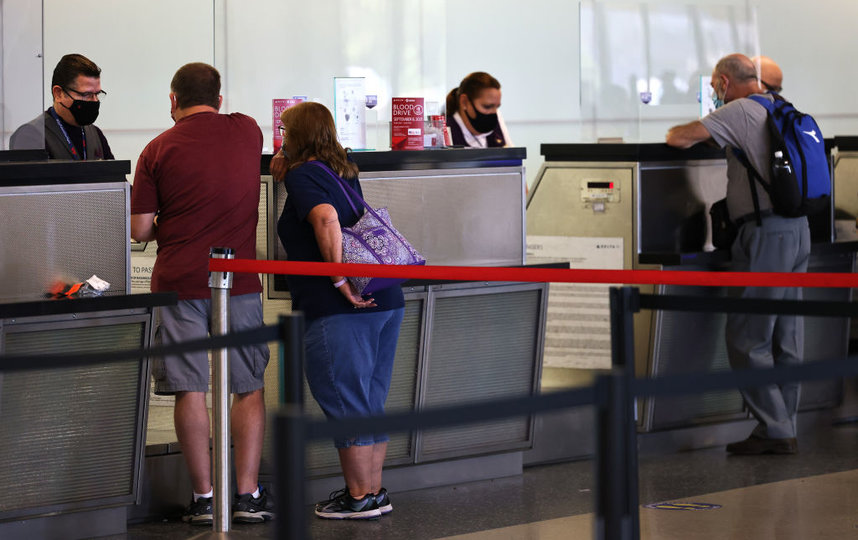 Новый билет пассажиру купила сотрудница, которая ошиблась на стойке регистрации. Фото Getty