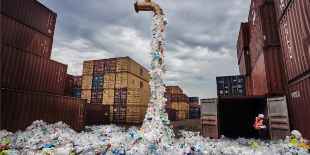 Этот гигантский кран выбрасывает мусор, чтобы привлечь внимание к пластиковым отходам.