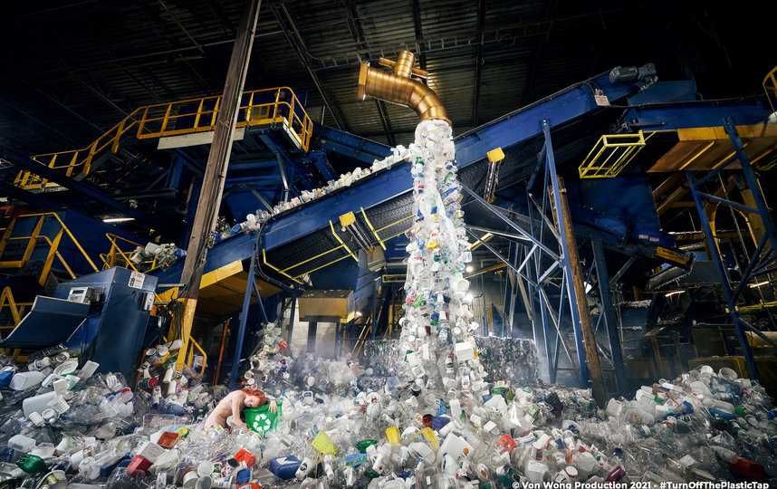 Этот гигантский кран выбрасывает мусор, чтобы привлечь внимание к пластиковым отходам. Фото METRO WORLD NEWS
