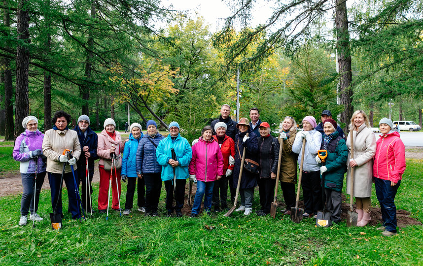 Весной 2021 года на общегородскую посадку деревьев вышло 100 горожан, а осенью на мероприятие записалось уже более 200 человек. Фото gov.spb.ru