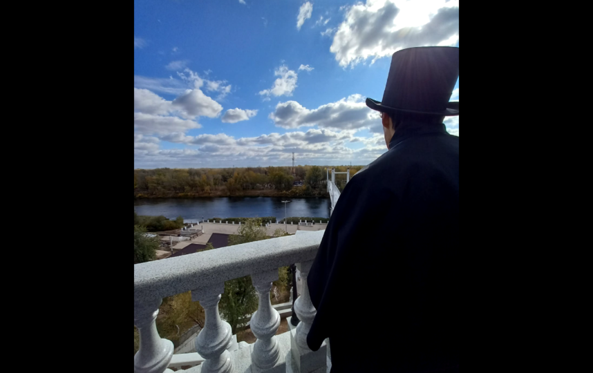 Экскурсии от Пушкина в Оренбурге – нормальное явление. На этом фото поэт любуется мостом «Европа-Азия». Фото Евгения Назарова, "Metro"