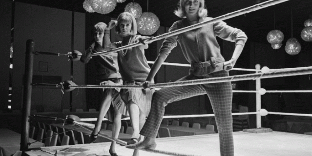 1965 год. Показ линии одежды на боксёрском ринге.