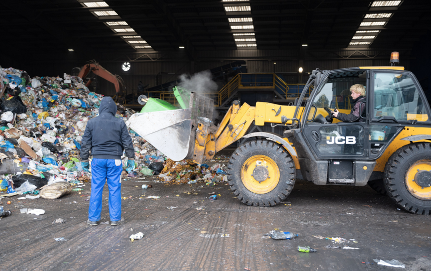Поступивший мусор сотрудники завода загружают в шредер. Фото Святослав Акимов, "Metro"