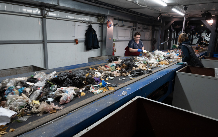 Сортировка мусора происходит с помощью людей и роботов. Фото Святослав Акимов, "Metro"
